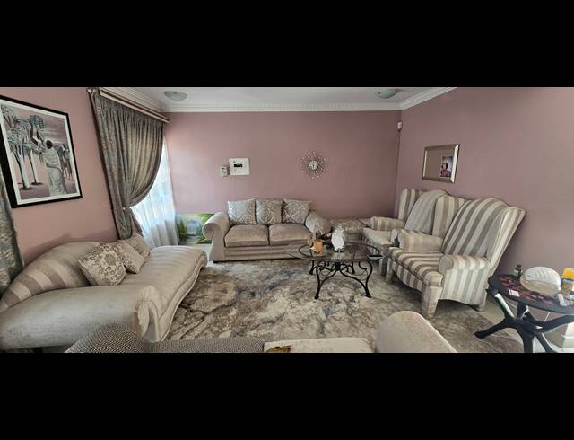 7 BEDROOM FREESTANDING FOR SALE IN FLORA PARK